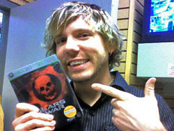 Cliff BLeszinski mostranddo la caja de Gears Of War